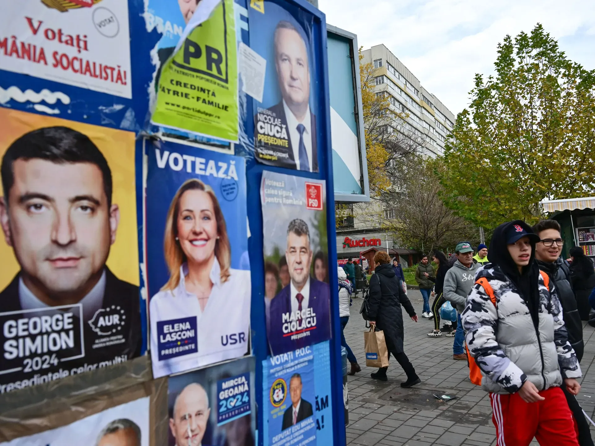 Far-right in strong position as Romania votes in presidential election