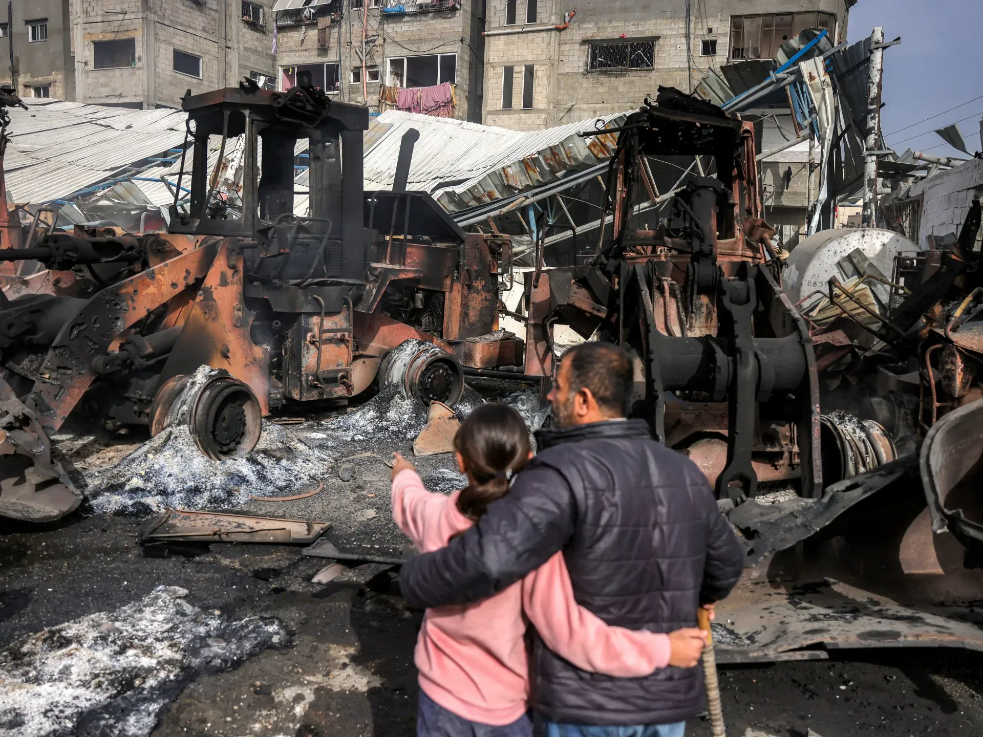 Israeli attacks kill 28 in Gaza, destroy bulldozers for recovering the dead