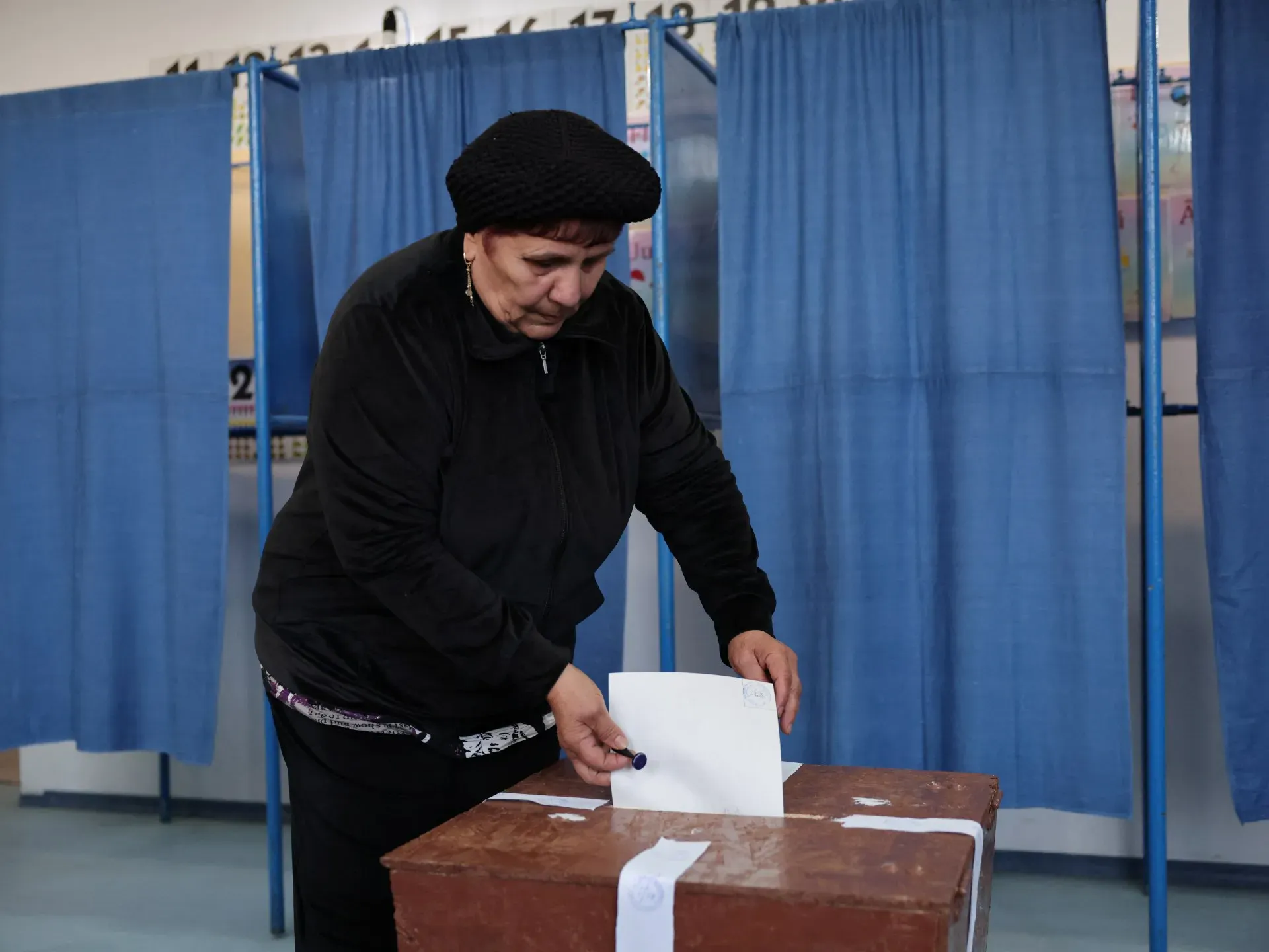 Romanians cast ballots in tense presidential run-off