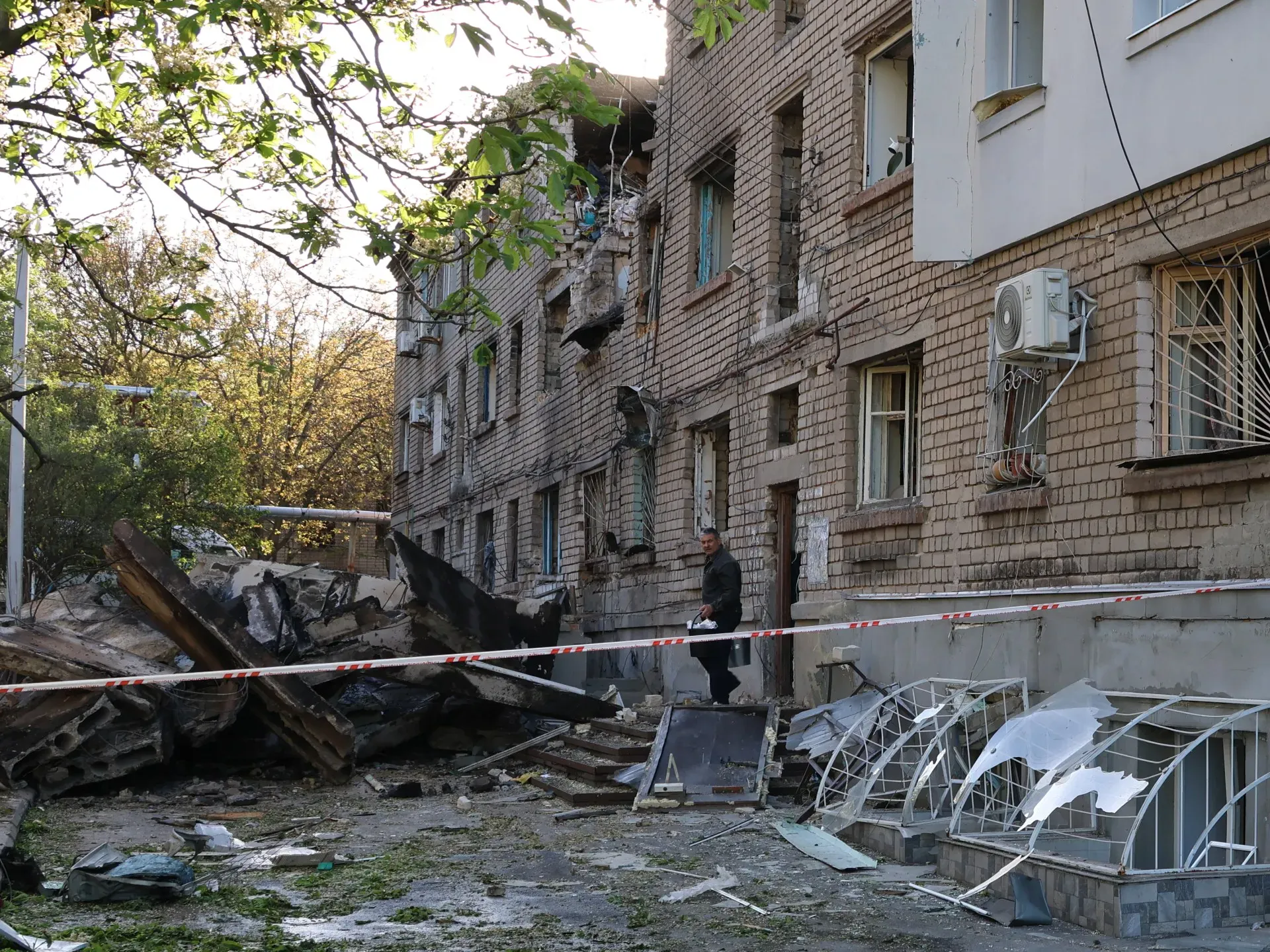 US says war set to run on as Ukraine prepares to ratify minerals deal